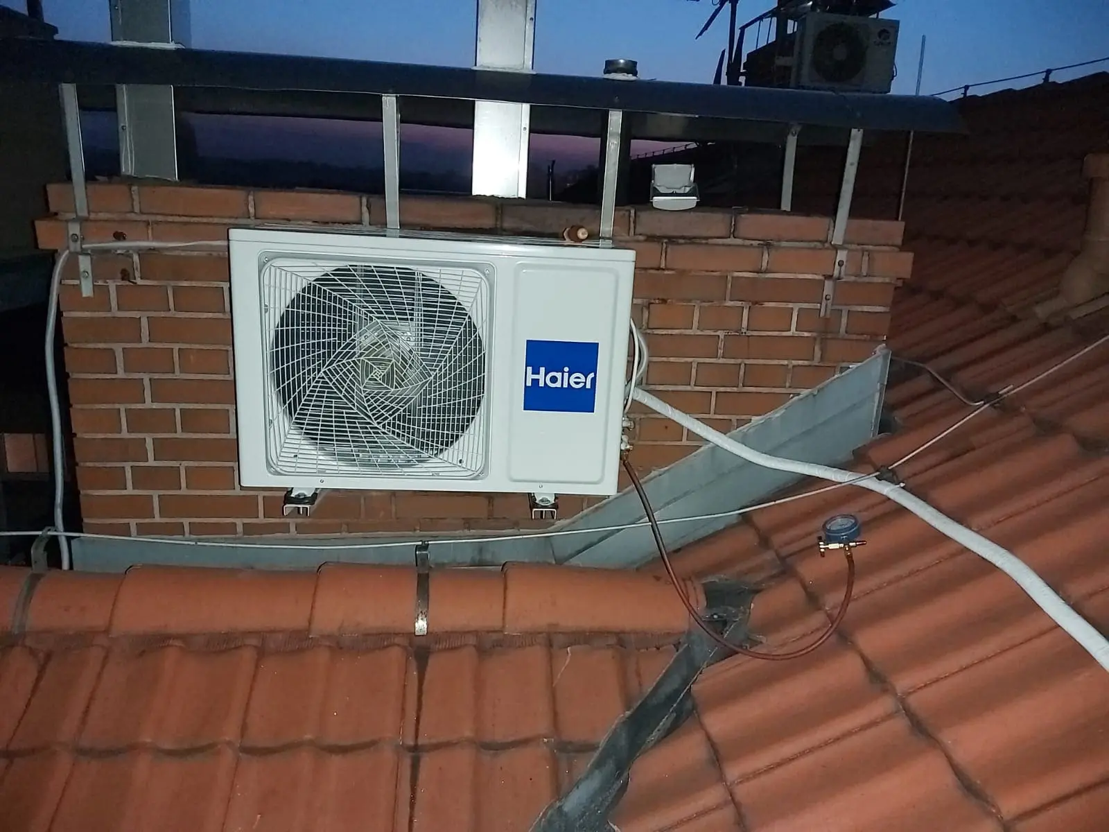 Haier - montaż klimatyzacji na dachu
